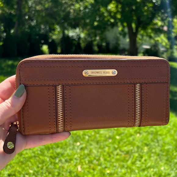 Michael Kors Hamilton Satchel w/Matching Wallet (Cognac) - Picture 6 of 10